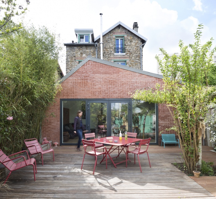 Extension en briques d'une maison en meulire